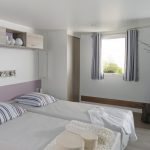 Mobil-home Confort 25m² (2 chambres) + terrasse + TV – adapté aux personnes à mobilité réduite