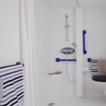 Mobil-home Confort 25m² (2 chambres) + terrasse + TV – adapté aux personnes à mobilité réduite