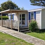 Mobil-home Confort 25m² (2 chambres) + terrasse + TV – adapté aux personnes à mobilité réduite
