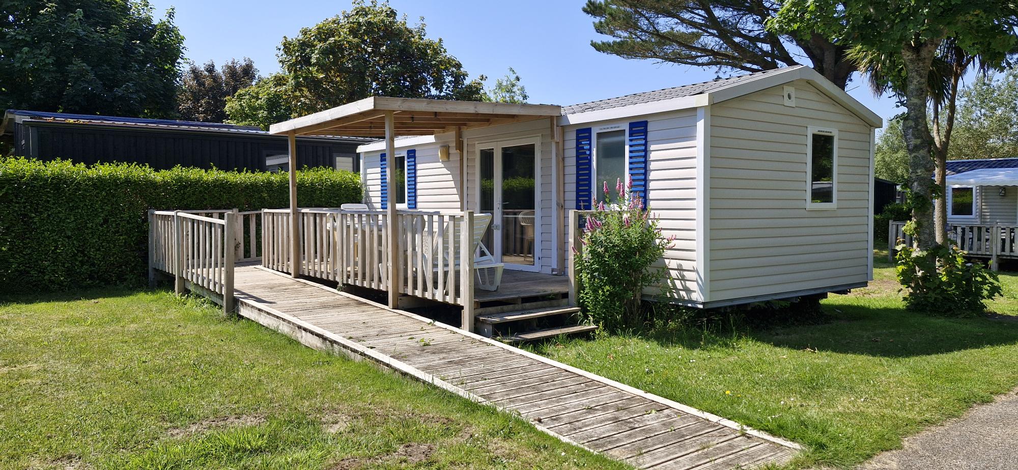 Mobil-home Confort 25m² (2 chambres) + terrasse + TV – adapté aux personnes à mobilité réduite