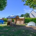 Forfait Premium : emplacement 10A équipé d&rsquo;une Freecamp (cabane avec sanitaires et cuisine ouverte)