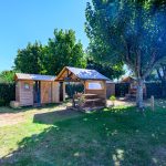 Forfait Premium : emplacement 10A équipé d&rsquo;une Freecamp (cabane avec sanitaires et cuisine ouverte)