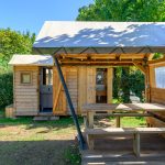 Forfait Premium : emplacement 10A équipé d&rsquo;une Freecamp (cabane avec sanitaires et cuisine ouverte)