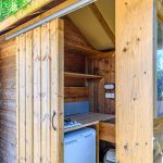 Forfait Premium : emplacement 10A équipé d&rsquo;une Freecamp (cabane avec sanitaires et cuisine ouverte)