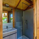 Forfait Premium : emplacement 10A équipé d&rsquo;une Freecamp (cabane avec sanitaires et cuisine ouverte)